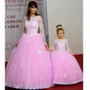Elegante 2017 rosa tulle madre e figlia abbinati abito da ballo abiti da ballo lunghi con maniche lunghe applique abiti formali abito da festa EN11278