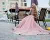 2017 Dusty Pink Ball Gown Maniche lunghe Abiti da sera Abiti da ballo musulmani Appliques di pizzo Perline di cristallo Puffy Red Carpet Abiti da passerella