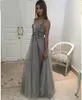 2020 nouvelles robes de soirée gris argenté col en V illusion corsage paillettes perlées tulle fendu dos nu Berta robes de bal soirée D7183320