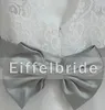 Custom Made Güzel Dantel Çiçek Kız Elbise Pretty Jewel Boyun Süslenmiş Grey Bow Kanat A Hattı Açık Geri Kız Abiye Giyim Kat Uzunluk