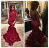 2017 Burgundy Black Girl Aftonklänning med Rose Floral Ruffles Sheer Mermaid Prom Gown med Applique Långärmade Aftonklänningar med BRA