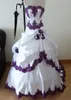 Abiti da sposa gotici viola e bianchi 2019 Perline senza spalline Corpetto applicato Fiori di rosa fatti a mano A-Line Bellissimi abiti da sposa255J