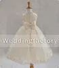 Lovely Custom Made Flowergirl Dress Ball Kappa En Linje Juvel Handgjorda Blomma Sash Bow Petals Girls Gown