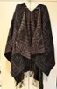 mulher poncho xale cape
