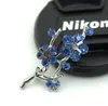 Broche en forme de fleur d'abricot japonais ton argent avec cristaux de strass bleus