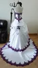 ゴシック様式の紫と白のウェディングドレス2019ストラップレスビーズアップリケボディスハンドメイドローズフラワーズAライン美しいブライダルガウン255J