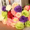 Bouquet di fiori di rosa al centro del cerchio di seta finta artificiale a 7 colori per la decorazione di centrotavola per la decorazione di nozze a casa da scegliere