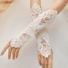 2022 Lace Appliques Bröllopshandskar Vit Elfenben Beaded Bridal Gloves Fashion New Beautiful Bridal Accessories Bridal Mittens