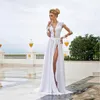 2019 Vestidos de novia de playa sexy Encaje transparente Apliques Mangas largas Vaina Cuello en V Sin espalda Split Gasa Vestidos de novia Vestido blanco