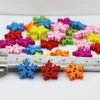 100 stks 19 * 19mm Geassorteerde kleuren Sneeuwvlok Houten knoppen met gat voor handwerk naaien scrapbooking accessoire