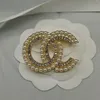 20 kleur 18K Vergulde Merk Designer Letters Broches Vrouwen Kleine Zoete Wind Kristal Strass Parel Pak Jurk Pins voor Wedding Party Sieraden