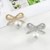 Pins, spille eleganti bow bow nodo intarsiato con strass pin sospeso imitazione perla per le donne shinning bowknot cappotto accessori gioielli
