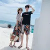 夏のカップルのビーチウェアホリデースタイルコントラストステッチ女性のシフォンドレスメンズ半袖Tシャツショーツ恋人セット水着