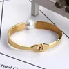 Bangle Est Luxury Women Elastic Open Fashion Braceletfor Kvinnliga Smycken Present Pearl Titanium Steel Metal Tillbehör Charm Armband