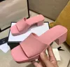 Hot Jelly Luxury Slippers Crystal Sandals Slides planos saltos altos mulheres mulheres praia de verão grossa shathies plataforma de alfabetismo 35-41