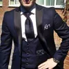 Navy Blue Groom Tuxedo 3 Piece Man Mode Passar Med Peaked Lapel Anpassad Waistcoat Man Set Jacka Byxor Bröllopsdräkter X0909