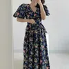 Korejpaa Femmes Robe Coréenne Chic Été Doux Élégant Imprimé Fleurs Col En V Sangle Taille Longue Bulle Manches Robe Femme 210526