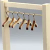 Doll Zabawki Drewniane Odzież Rack Garment Organizator Wieszaki do odzieży Torebka Lalki K1MA Nowy 81 Y2