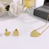 Европа Америка Мода Стиль Леди Женщины Титановая сталь Гравировка G Письмо Сердце 18k Позолоченные Серьги-Гвоздики Ожерелье Комплекты Ювелирных Изделий