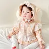 Koreanische Baby Mädchen Floral Strampler mit Spitze Hut Kinder Boutique Baumwolle Overall Schwester Strampler Säuglingskleidung 210615