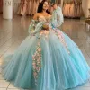 화려한 Quinceanera 어깨 얇은 얇은 얇은 얇은 얇은 얇은 얇은 꽃 무늬가 꽃 레이스 바닥 길이 스파크 스팽글 달콤한 16 생일 축구 공 가운 vestidos