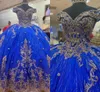2023 반짝이 스팽글 Tulle Quinceanera 드레스 Toyal 블루와 골드 수 놓은 비즈 크리스탈 볼 가운 오프 숄더 스위트 16 드레스 15 소녀