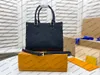 M45599 ONTHEGO VANITY PM-väska Kornigt kohudsläder präglat stort mönster Dam handväska Handväska handväska tote clutch Desinger Giant färg M45779