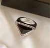 Designers de moda anel de prata marca letras impressão anel para senhora mulheres homens p clássico triângulo anéis amantes presente noivado designer2545