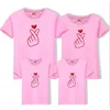 Fader Moder Baby Julfamilj Matchande Outfits Föräldra-Barn Röd Brev Skriv ut T-shirt Kortärmad Pullover Toppar 210417