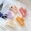 2021 Koreanska Solid Big Hair Claws Clamps Elegant Frostad Akryl Hårstolar Barrette Huvudbonader För Kvinnor Flickor Hårtillbehör