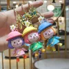 Lindo pequeño sombrero de flores niña muñeca llavero colgante de dibujos animados coche llavero pareja moda exquisita mochila pequeño regalo colgante G1019