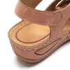 Женские сандалии летние женские девушки кожаные старинные пряжки случайные шить женские туфли сплошной женской платформы 220314