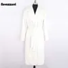 Nerazzurri inverno longo branco preto quente macio fofo casaco de pele mulheres manga longa cinto lapela elegante moda coreana sem botões y0829