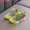 Taille 21-30 Enfants Respirant Antidérapant Baskets Lumineuses Baskets pour Garçons Filles Led Light Up Chaussures Bébé Glowing Casual Chaussures G1025