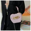Axelväskor pläterad handtag brittisk stil liten chic handväska elegant trend kvinnor väska varumärke kedja pack vit rosa pu mini påse
