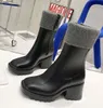 2021 Женщины Betty Boots ПВХ Резиновая Платформа извещающая Платформа Knee-High Высокий Дождь Кашемири Бэки Boot Черный Водонепроницаемый Wellly Hloe Обувь Наружные Дождевые Шоки Высокие каблуки