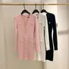 Vestidos casuales Colección de caídas Botones de cuello en V de alta calidad Ropa de calle de la calle blanca Vestido de punto Pink Black Wholesale Dropship
