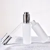 Botellas de gotero de vidrio cosmético esencial de 30 ml de hombro plano con gotero de gotero cosmético congelado con tapa de botón de oro / plateado