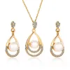 FModa Conjunto de joyas de perlas Collar de gota de temperamento Pendientes de botón Joyas de dos piezas