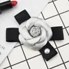 Pins, broscher Koreanska Mode Söt Romantiskt Läder Camellia Blommor Bow Brosch Smycken Luxury Lapel Pin Badge Bowknot Väska Kvinnor Tillbehör