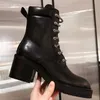 Mode Designer Platform enkellaarsjes, lederen lace-up damesschoenen, dikke hak zittende strijd, Cavalier Martin Enkle, luxe merk schoenen fabriek directe verkoop, maat 35-41