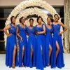 2020 África Verão Royal Blue Chiffon Renda Dama de Honra Vestidos A Linha Cap Sleeve Split Long Maid de Honra Vestidos Plus Size Personalizado Made DWJ0126