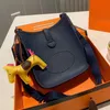 Damska torba na ramię z miękkiej skóry z prostokątem Hollow Pierce Letters torba na wiadomości torba w stylu retro z kucykiem wisiorek cross-body Satchel