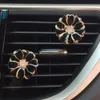 Bilparfymklipp Hem eterisk oljediffusor lukt dofter för utloppslås Rhinestone Daisy Flower Auto Air Freshener Konditionering Ventil Klipp Aromaterapi Dekor