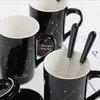 Mit Geschenkbox 12 Sternbilder Kreative Keramikbecher mit Löffeldeckel Schwarz und Gold Porzellan Sternzeichen Milchkaffeetasse 400 ml Wasser 210804