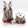 ブランドデザイナーの手紙印刷された犬アパレルファッションカウボーイデニムフーディーズキャッツ犬動物ジャケットアウトドアカジュアルスポーツペットコート衣類アクセサリーa161