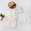 Moda Família Família Vestido Branco Renda Mãe Filha Vestidos Mulheres Floral Bebé Menina Mini Vestido Mãe Crianças Meninas Vestido Party 210331