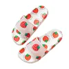 Pantofole estive da donna carine Stampa di frutta di cartone animato Scivoli da bagno interni per la casa Spessa suola morbida Appartamenti Casa Scarpe da donna fragola Y0406