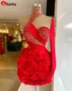 NEU! 2022 Rote Mini-Meerjungfrau-Cocktailkleider mit Perlen, schiere Stehkragen, eine Schulter, lange Ärmel, Spitze, Applikationen, arabisches Abschlussball-Abendkleid, Kleid, Vestidos de Gala