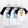 Familjen ser matchande outfits t-shirt kläder mor far son dotter barn baby rompers sommarutskrift 210521